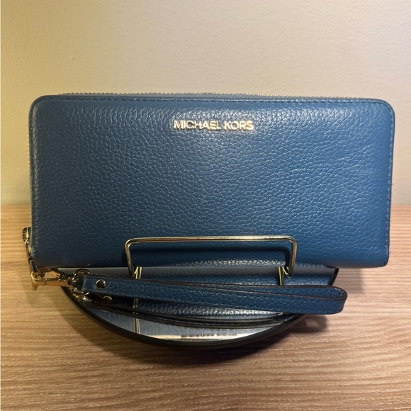 Michael Kors Handbags - Michael Kors Jet Set Travel Large Continental Wristlet